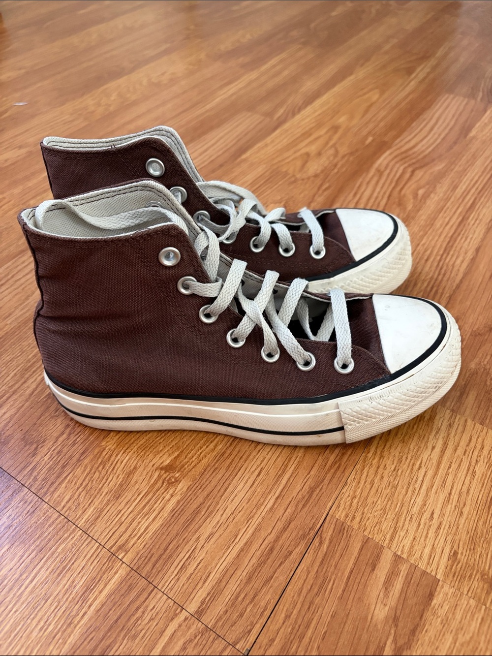 Converse Brown High-Top Sneakers with White Platform Soles
Size 4 1/2
Women’s 6
